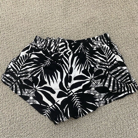 Hawaiian shorts (Tilly’s) - Picture 2 of 2